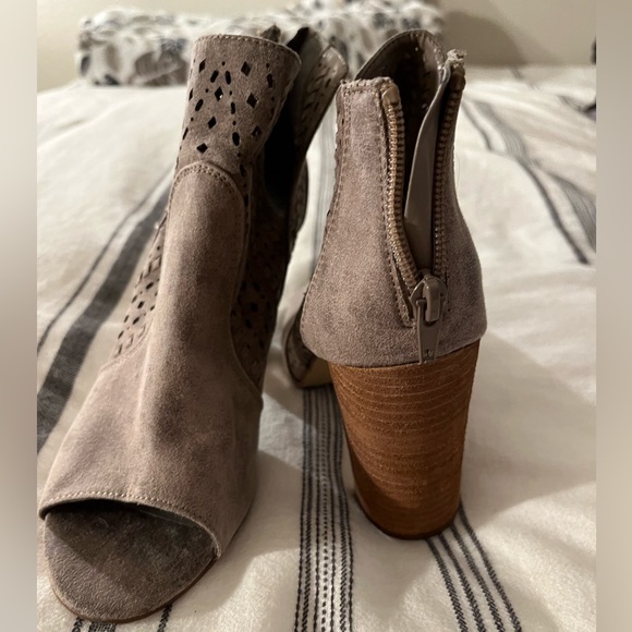 Carlos Santana Chunky Cut Out Heels - Picture 4 of 5